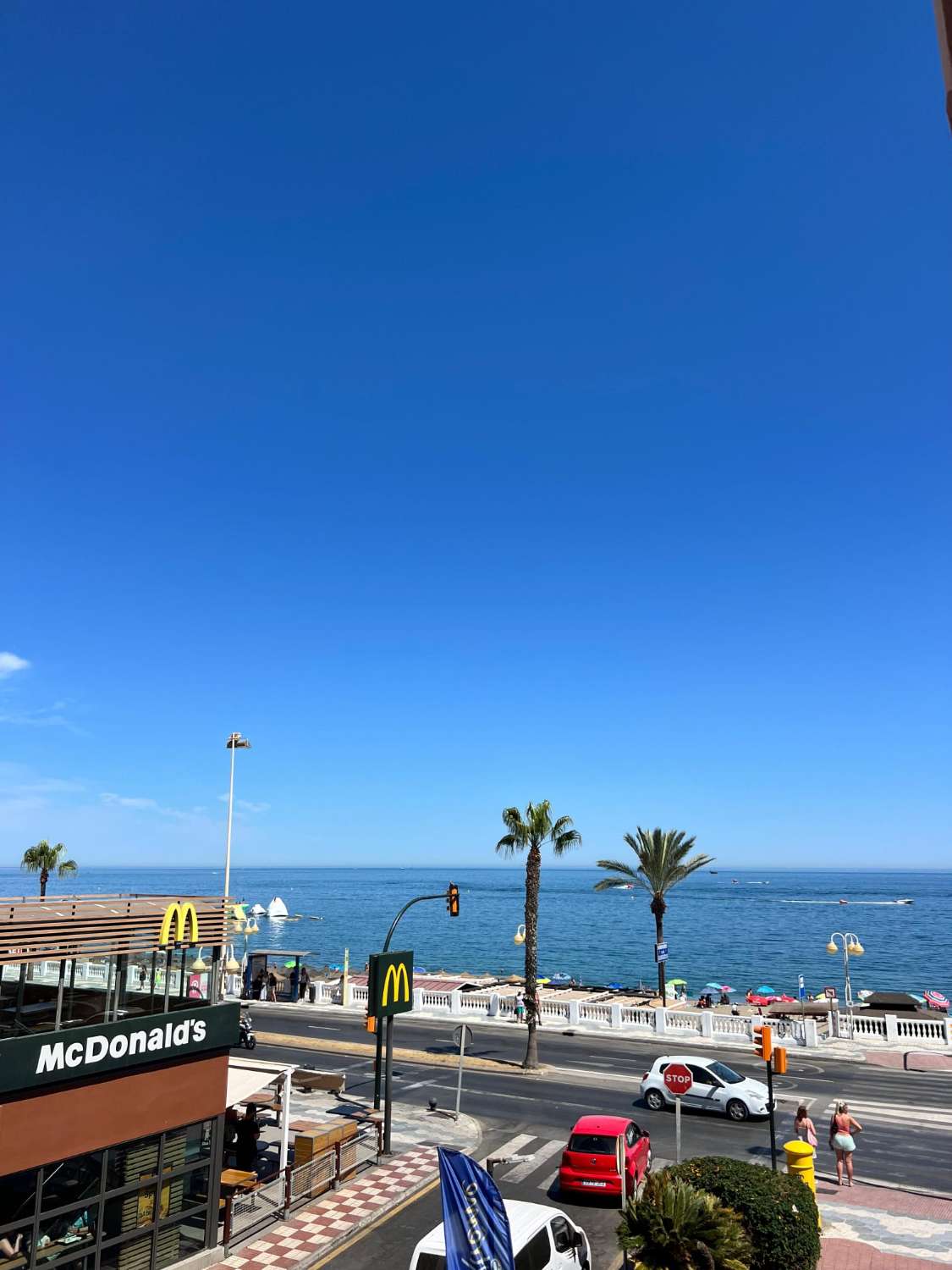 MEDIA TEMPORADA. SE ALQUILA DESDE  1.9.25-30.6.26   PRECIOSO APARTAMENTO   EN 1ª LÍNEA DE PLAYA CON VISTAS LATERALES AL MAR EN BENALMÁDENA.