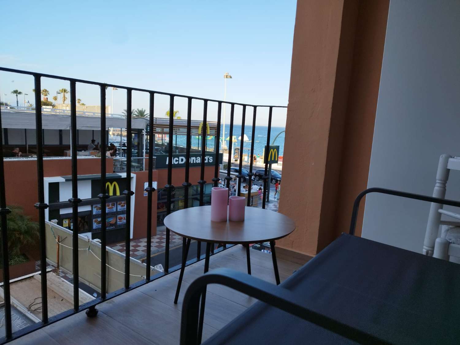 MEDIA TEMPORADA. SE ALQUILA DESDE  1.9.25-30.6.26   PRECIOSO APARTAMENTO   EN 1ª LÍNEA DE PLAYA CON VISTAS LATERALES AL MAR EN BENALMÁDENA.