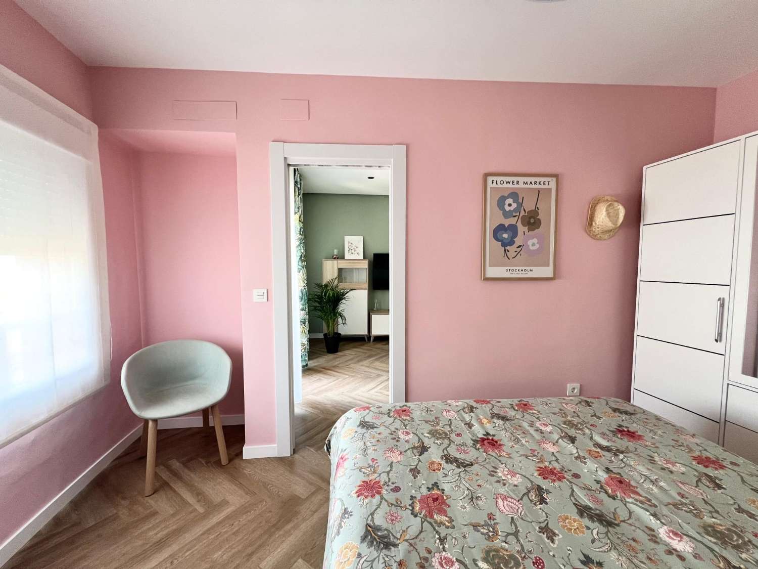 MEDIA TEMPORADA. SE ALQUILA DESDE  1.9.25-30.6.26   PRECIOSO APARTAMENTO   EN 1ª LÍNEA DE PLAYA CON VISTAS LATERALES AL MAR EN BENALMÁDENA.