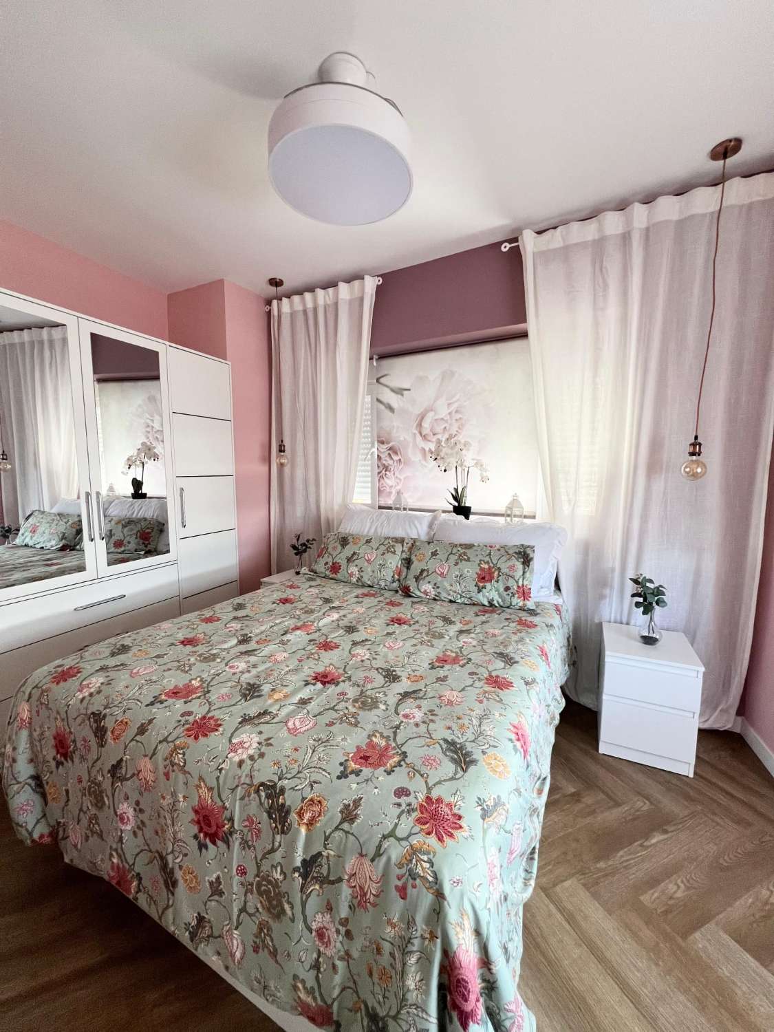 MEDIA TEMPORADA. SE ALQUILA DESDE  1.9.25-30.6.26   PRECIOSO APARTAMENTO   EN 1ª LÍNEA DE PLAYA CON VISTAS LATERALES AL MAR EN BENALMÁDENA.