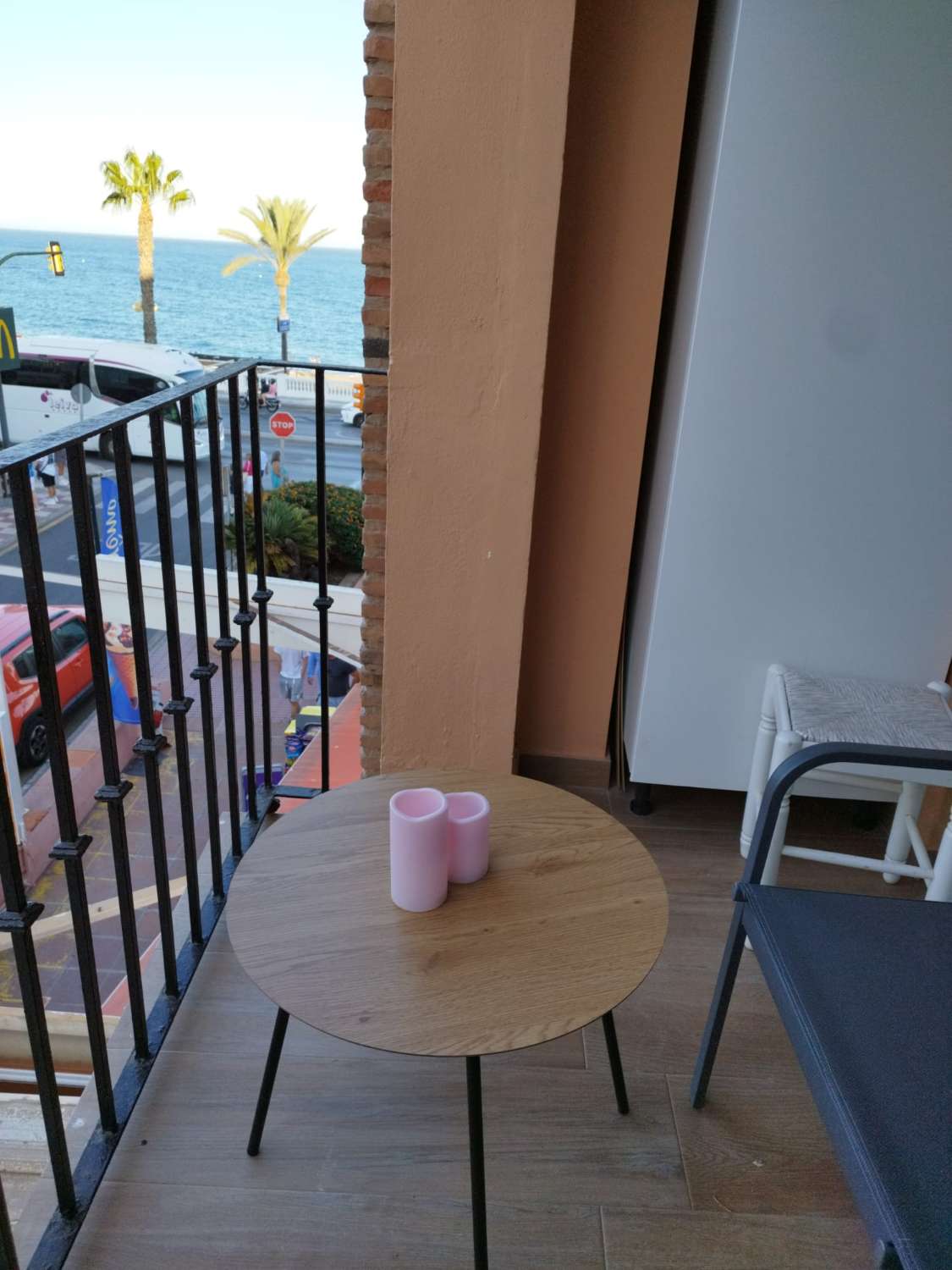 MEDIA TEMPORADA. SE ALQUILA DESDE  1.9.25-30.6.26   PRECIOSO APARTAMENTO   EN 1ª LÍNEA DE PLAYA CON VISTAS LATERALES AL MAR EN BENALMÁDENA.
