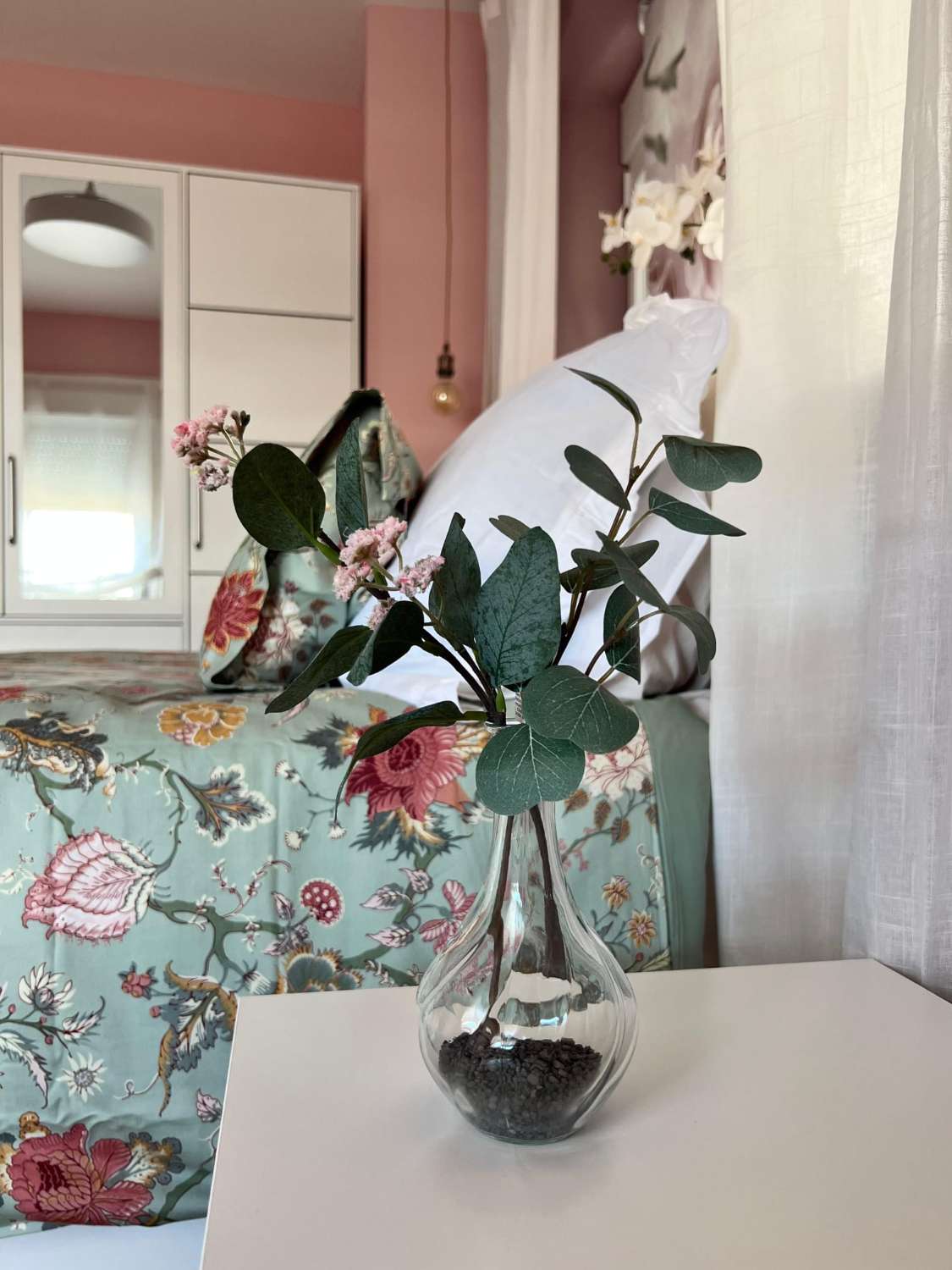 PITKÄAIKAINEN .VUOKRATTAVANA ALKAEN 1.9.25 KAUNIS 1. LINJAN RANTAHUONEISTO SIVUNÄKÖALALLA MERELLE BENALMADENASSA.