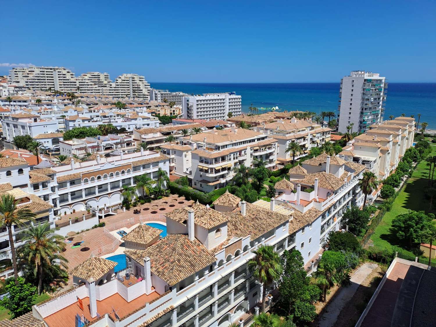MEDIA TEMPORADA SE ALQUILA DE 1.10.25- 15.1.26 y DE  16.4.26-31.5.26 BONITO APARTAMENTO EN PLANTA BAJA A 150 METROS DE LA PLAYA EN BENALMADENA