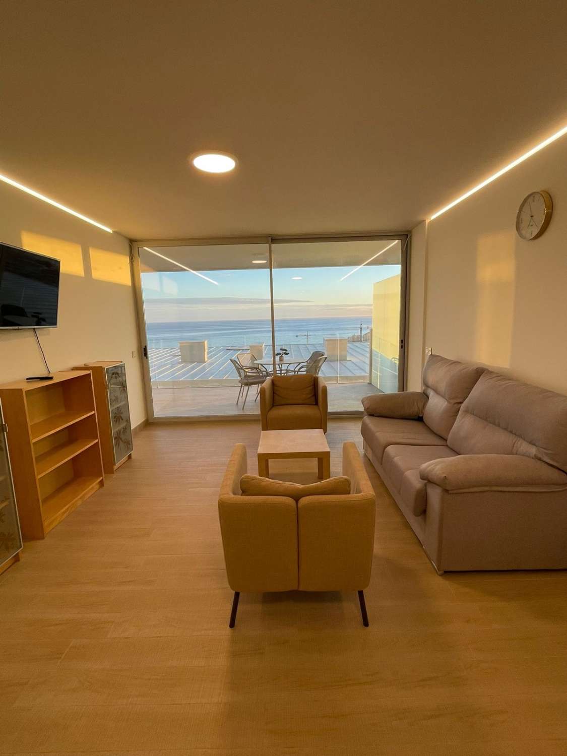 Se alquila por larga temporada desde YA magnifico apartamento con vistas al  mar  SIN AMUEBLAR  en el Higuerón parte costera