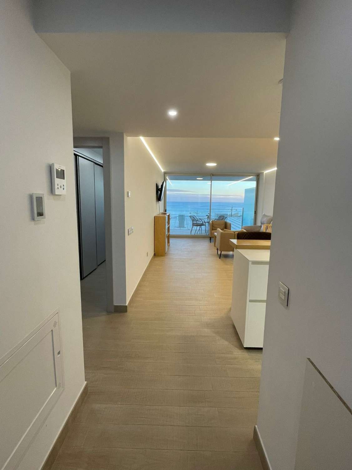 Se alquila por larga temporada desde YA magnifico apartamento con vistas al  mar  SIN AMUEBLAR  en el Higuerón parte costera