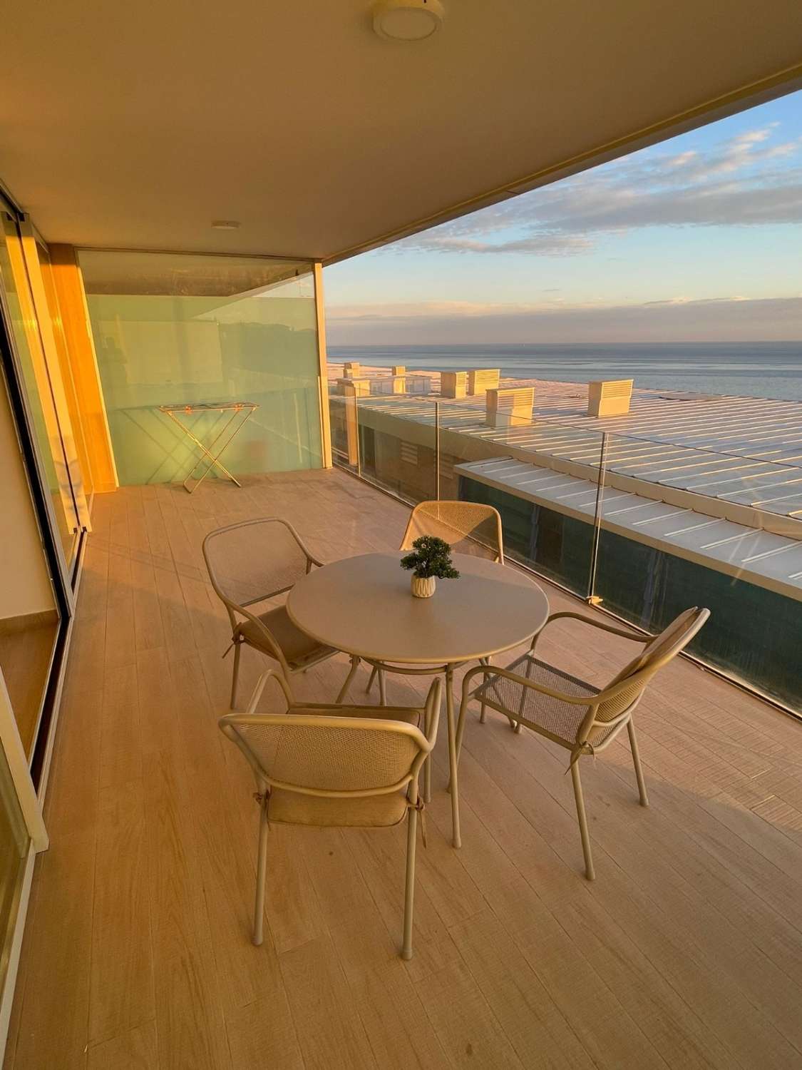 Se alquila por larga temporada desde YA magnifico apartamento con vistas al  mar  SIN AMUEBLAR  en el Higuerón parte costera