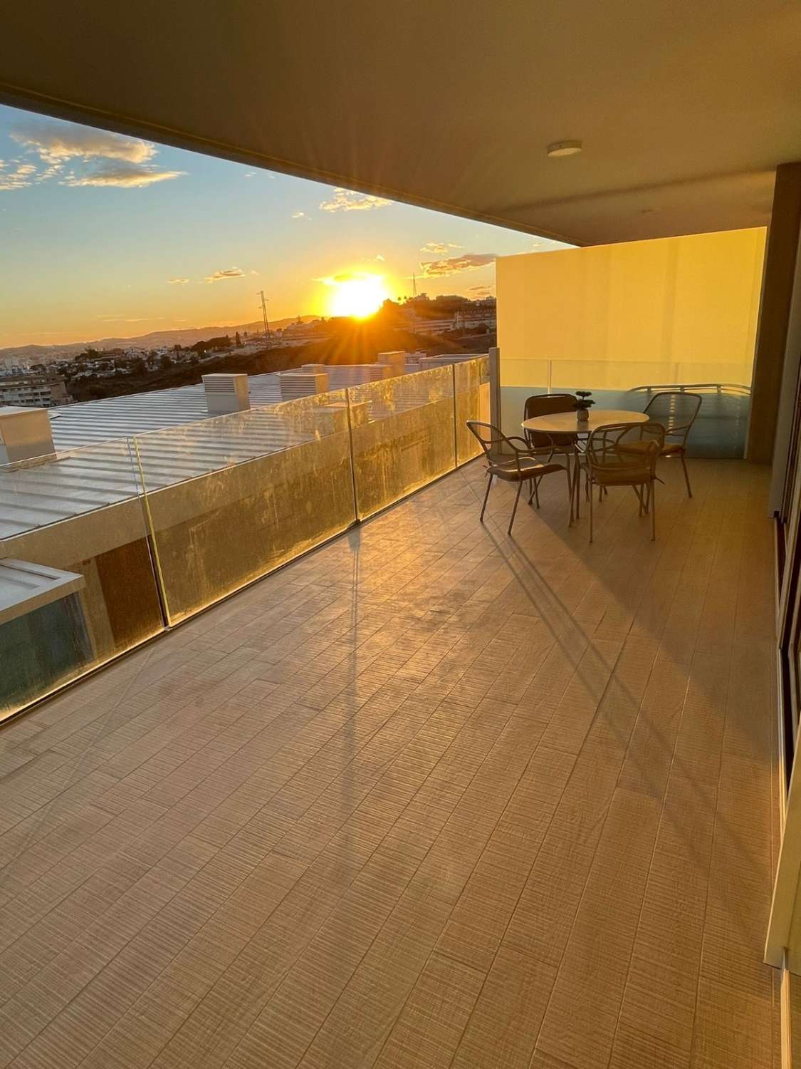 Se alquila por larga temporada desde YA magnifico apartamento con vistas al  mar  SIN AMUEBLAR  en el Higuerón parte costera