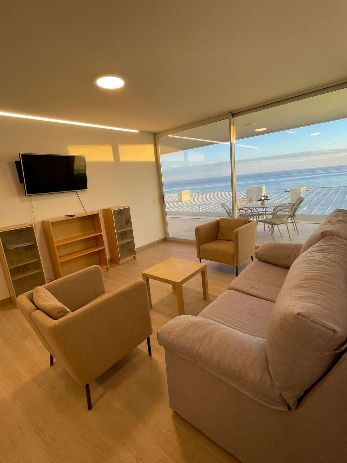 Se alquila por larga temporada desde YA magnifico apartamento con vistas al  mar  SIN AMUEBLAR  en el Higuerón parte costera