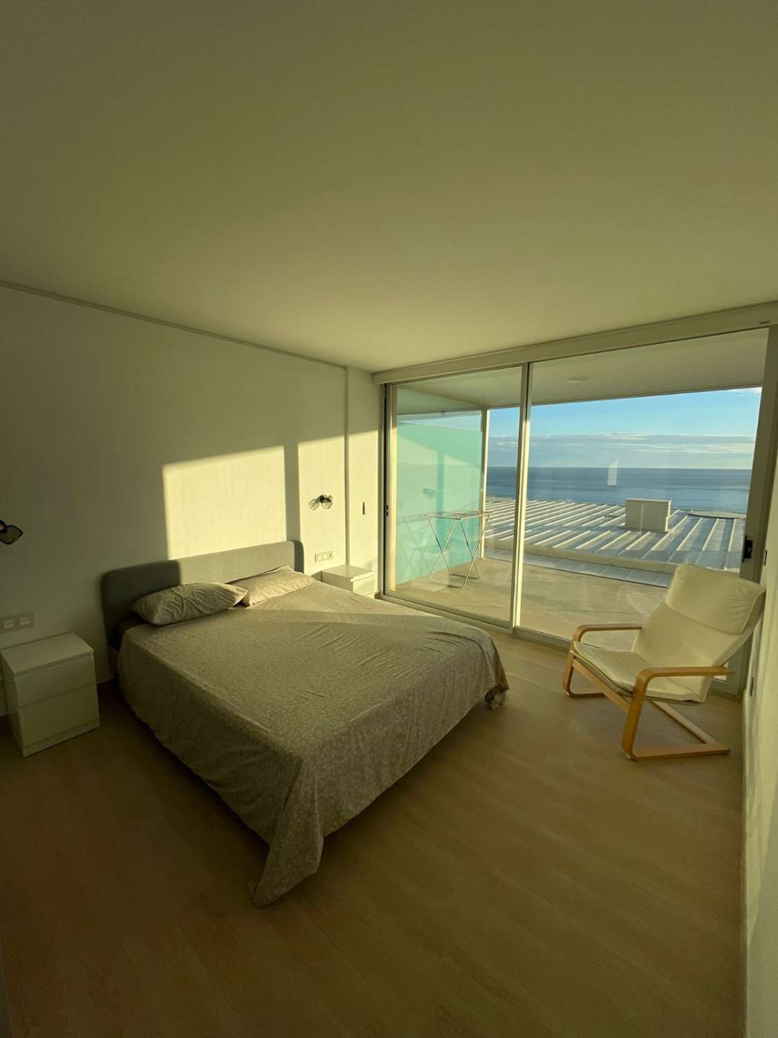 Se alquila por larga temporada desde YA magnifico apartamento con vistas al  mar  SIN AMUEBLAR  en el Higuerón parte costera