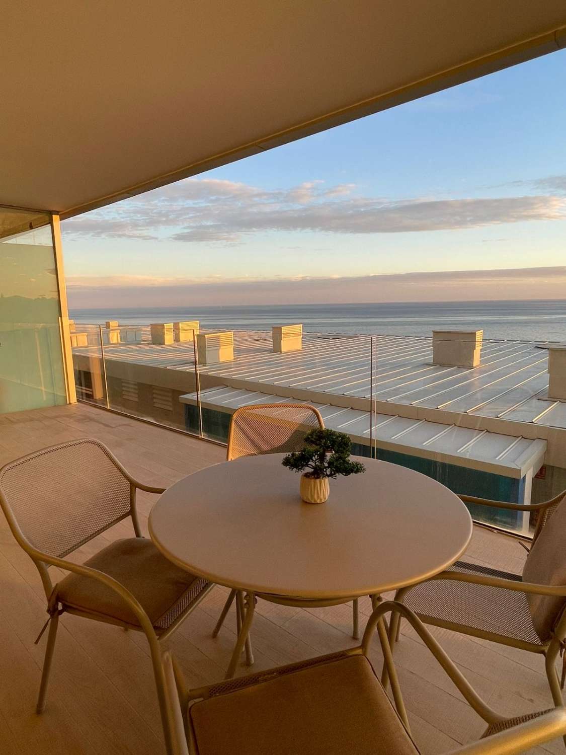 Se alquila por larga temporada desde YA magnifico apartamento con vistas al  mar  SIN AMUEBLAR  en el Higuerón parte costera