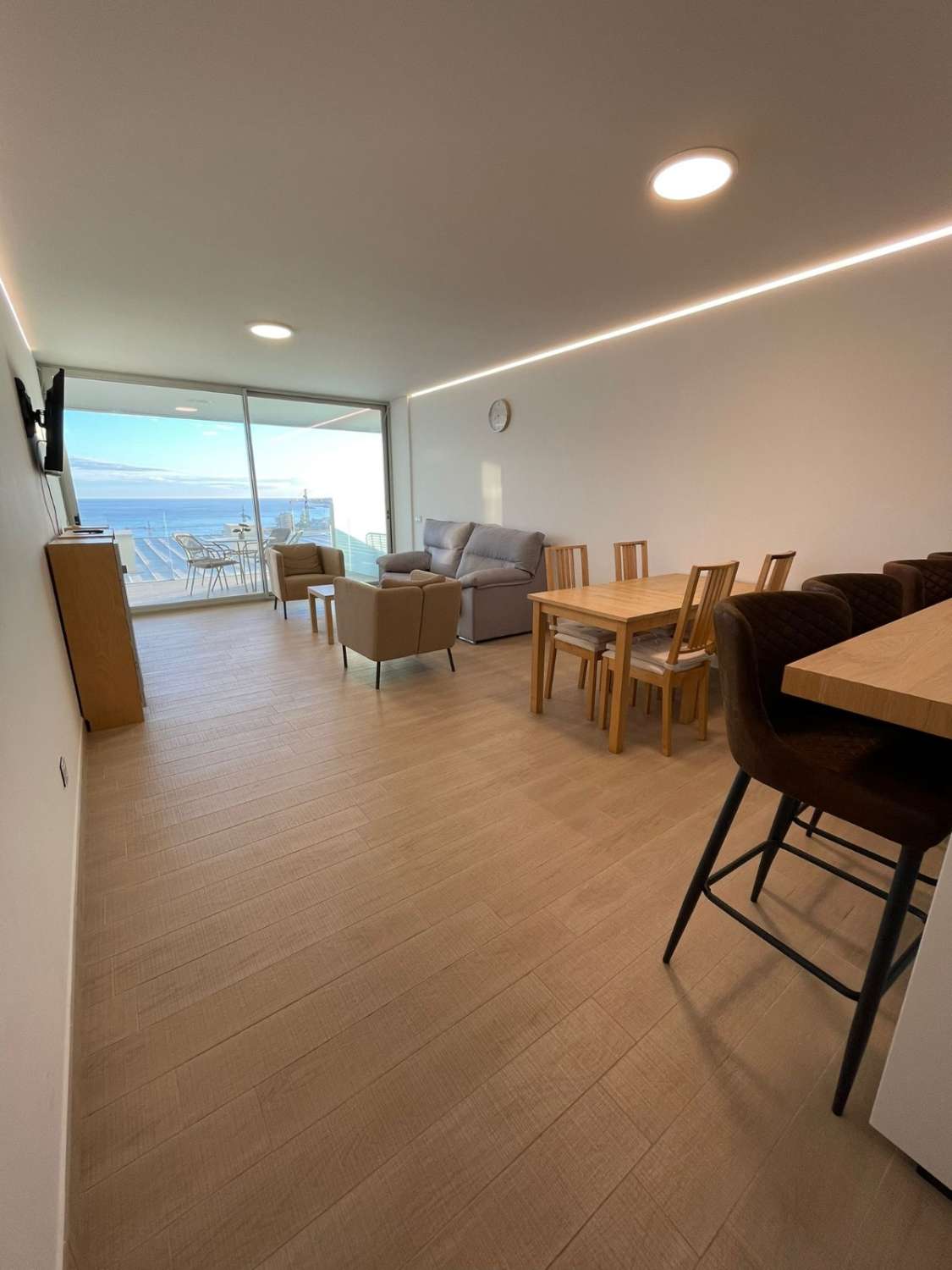 Se alquila por larga temporada desde YA magnifico apartamento con vistas al  mar  SIN AMUEBLAR  en el Higuerón parte costera