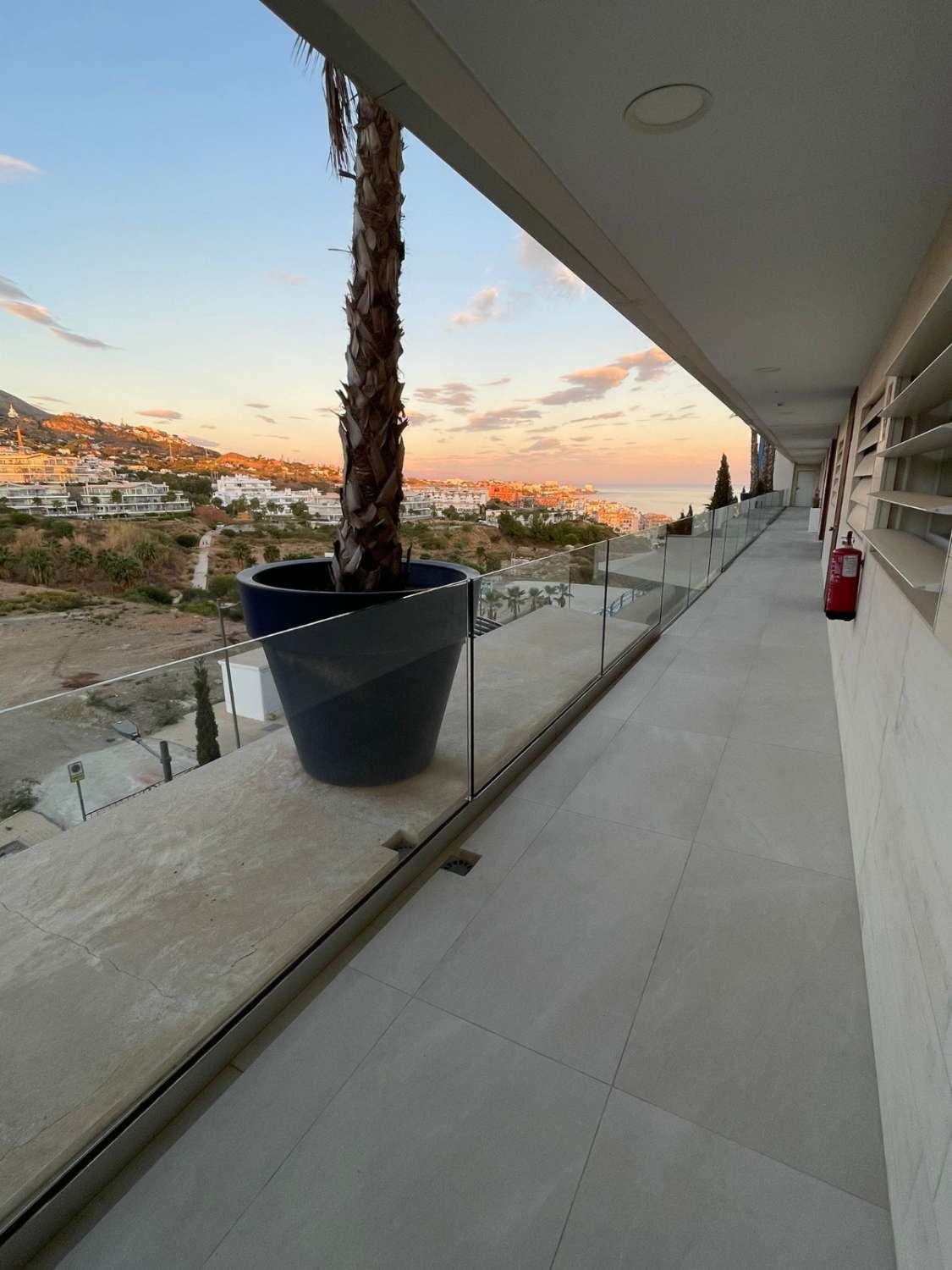 Se alquila por larga temporada desde YA magnifico apartamento con vistas al  mar  SIN AMUEBLAR  en el Higuerón parte costera