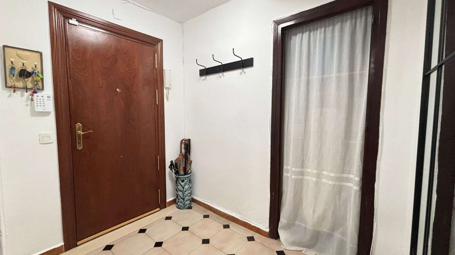 ALQUILER DE MEDIA  TEMPORADA .  DESDE  1.9.25-30.6.26 BONITO APARTAMENTO CERCA DE PLAZA SOLYMAR ( BENALMADENA)