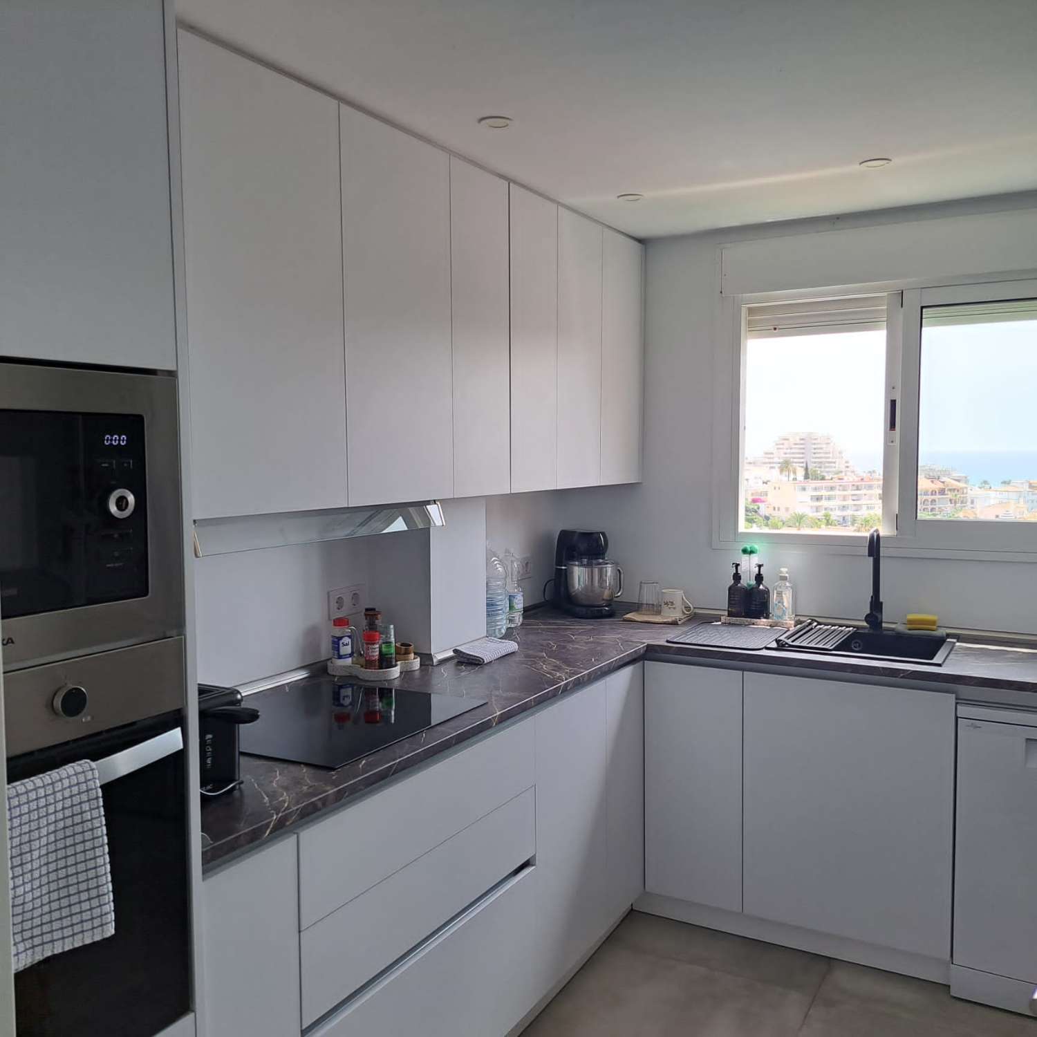 MEZZA STAGIONE. IN AFFITTO DAL 15/8/25- 30/6/26 GRAZIOSO APPARTAMENTO VICINO ALLA SPIAGGIA DI BENALMADENA