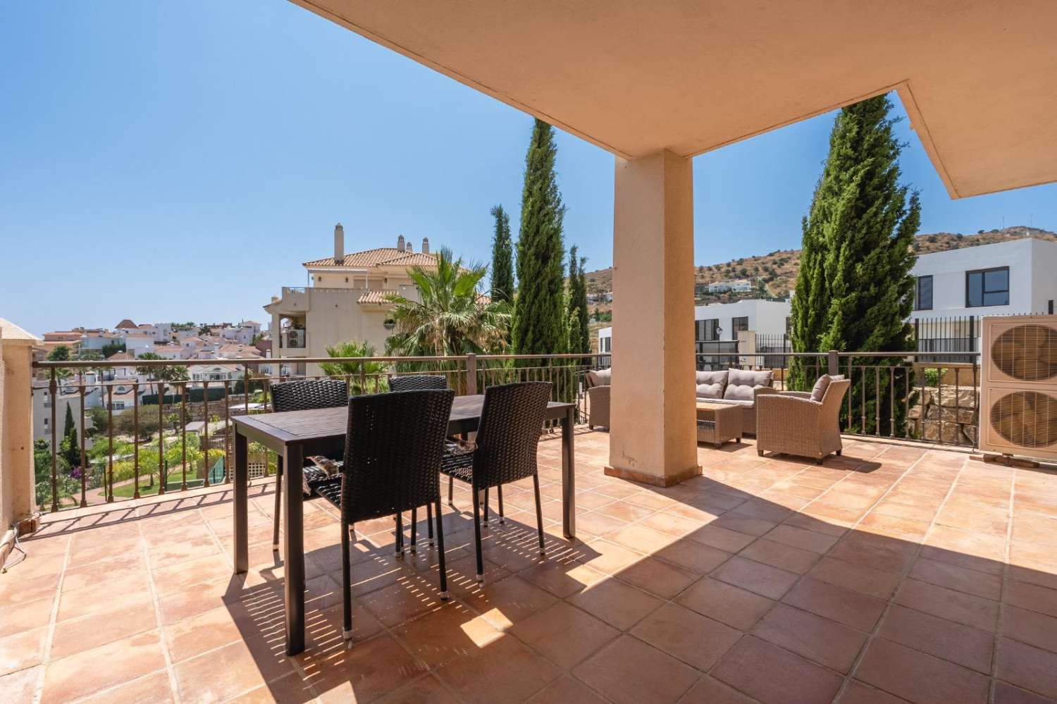 VACKER HELRENOVERAD MÖBLERAD DUPLEX TILL SALU I RIVIERA DEL SOL (MIJAS)
