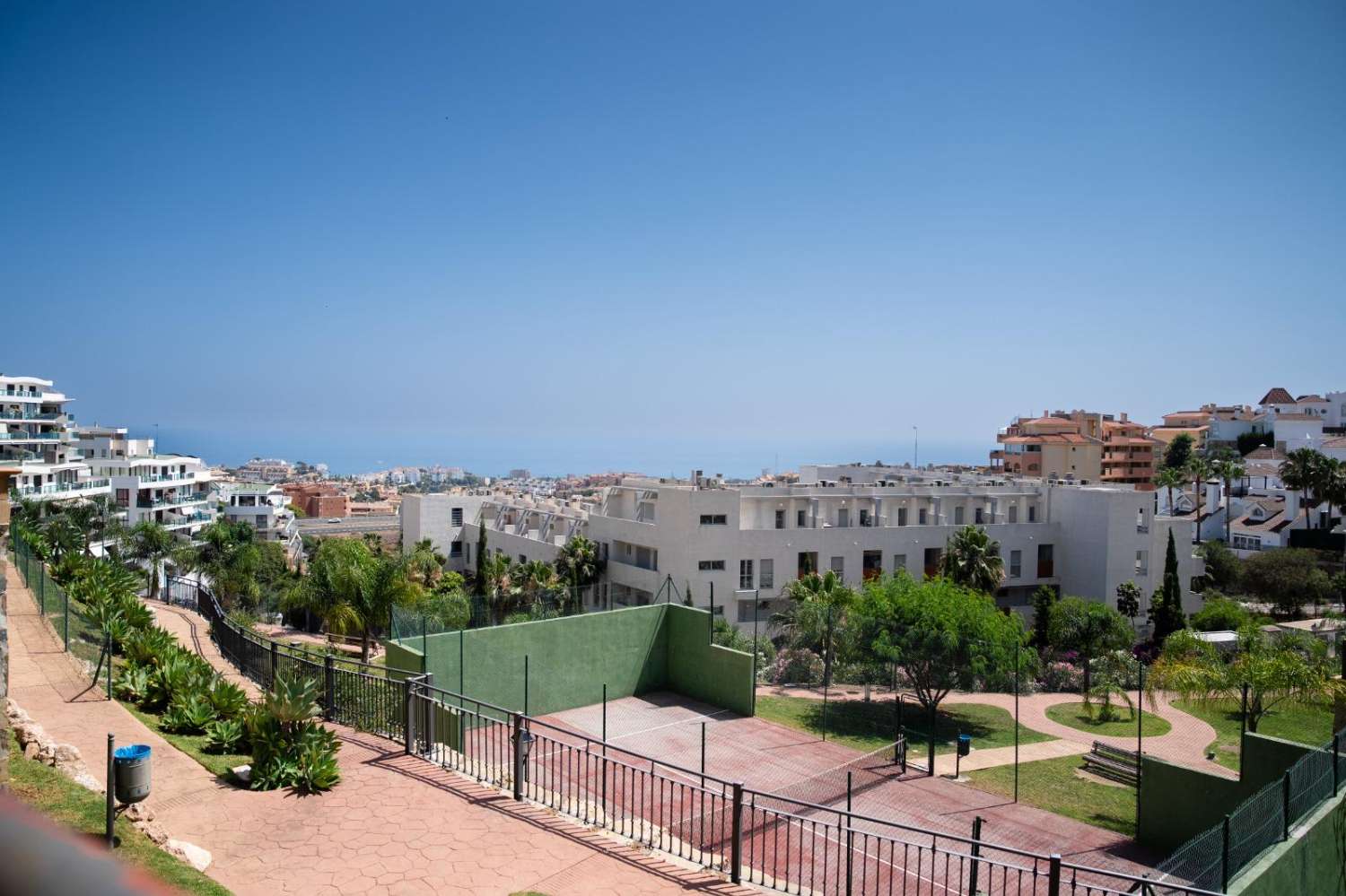 VACKER HELRENOVERAD MÖBLERAD DUPLEX TILL SALU I RIVIERA DEL SOL (MIJAS)