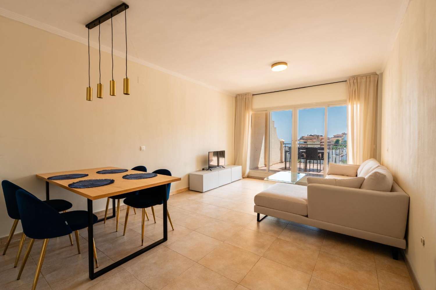 VACKER HELRENOVERAD MÖBLERAD DUPLEX TILL SALU I RIVIERA DEL SOL (MIJAS)