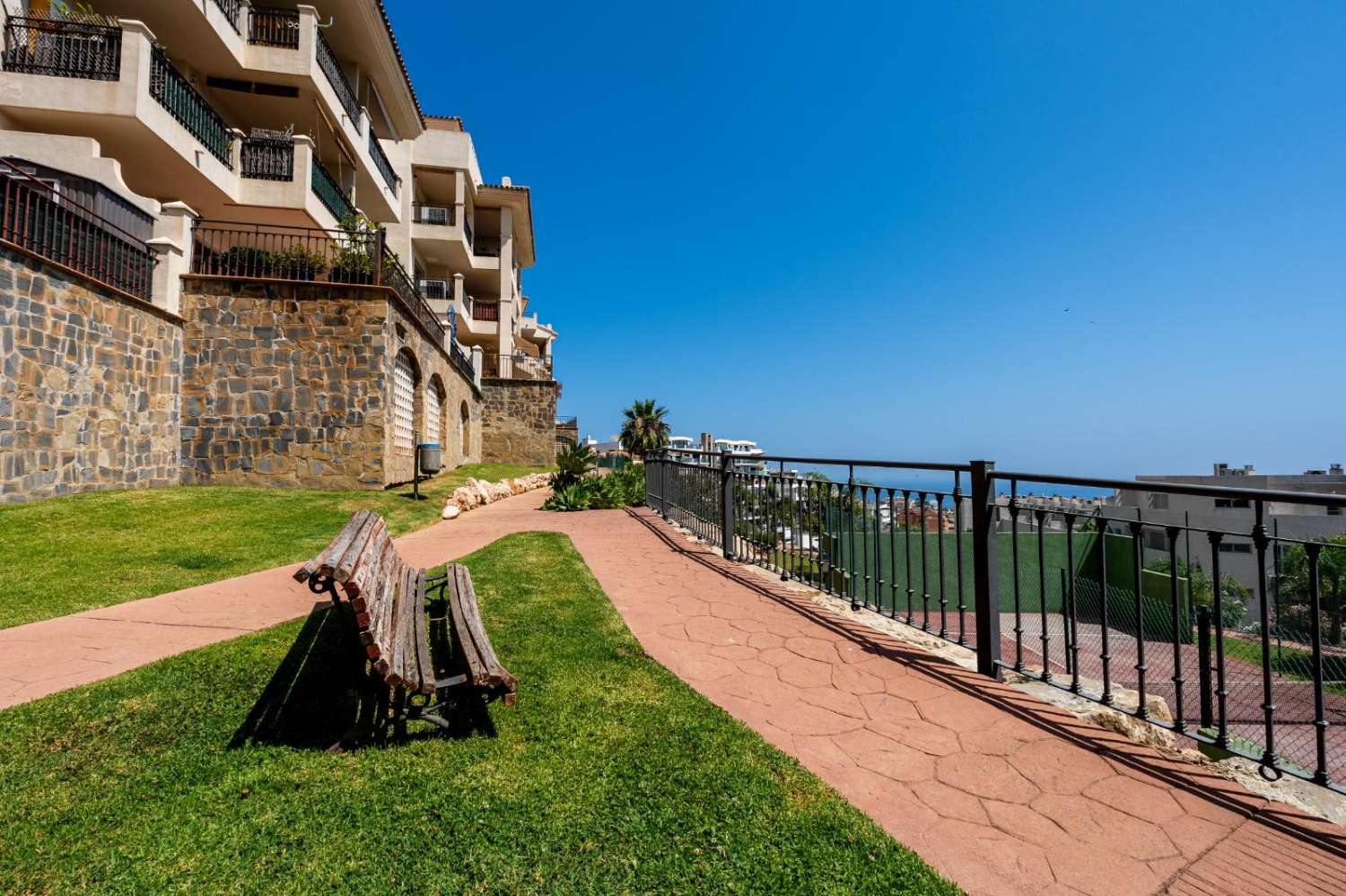 VACKER HELRENOVERAD MÖBLERAD DUPLEX TILL SALU I RIVIERA DEL SOL (MIJAS)