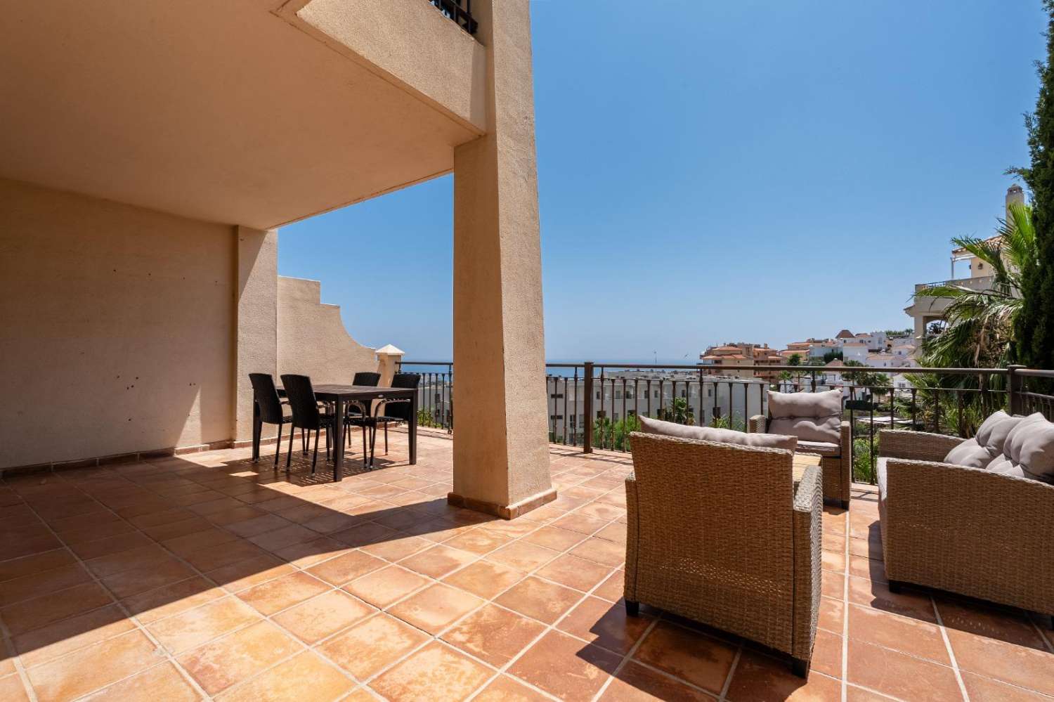 VACKER HELRENOVERAD MÖBLERAD DUPLEX TILL SALU I RIVIERA DEL SOL (MIJAS)