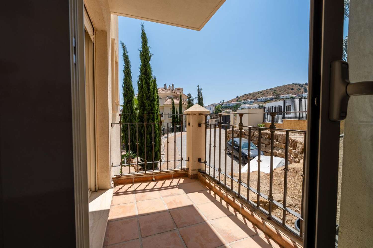 VACKER HELRENOVERAD MÖBLERAD DUPLEX TILL SALU I RIVIERA DEL SOL (MIJAS)