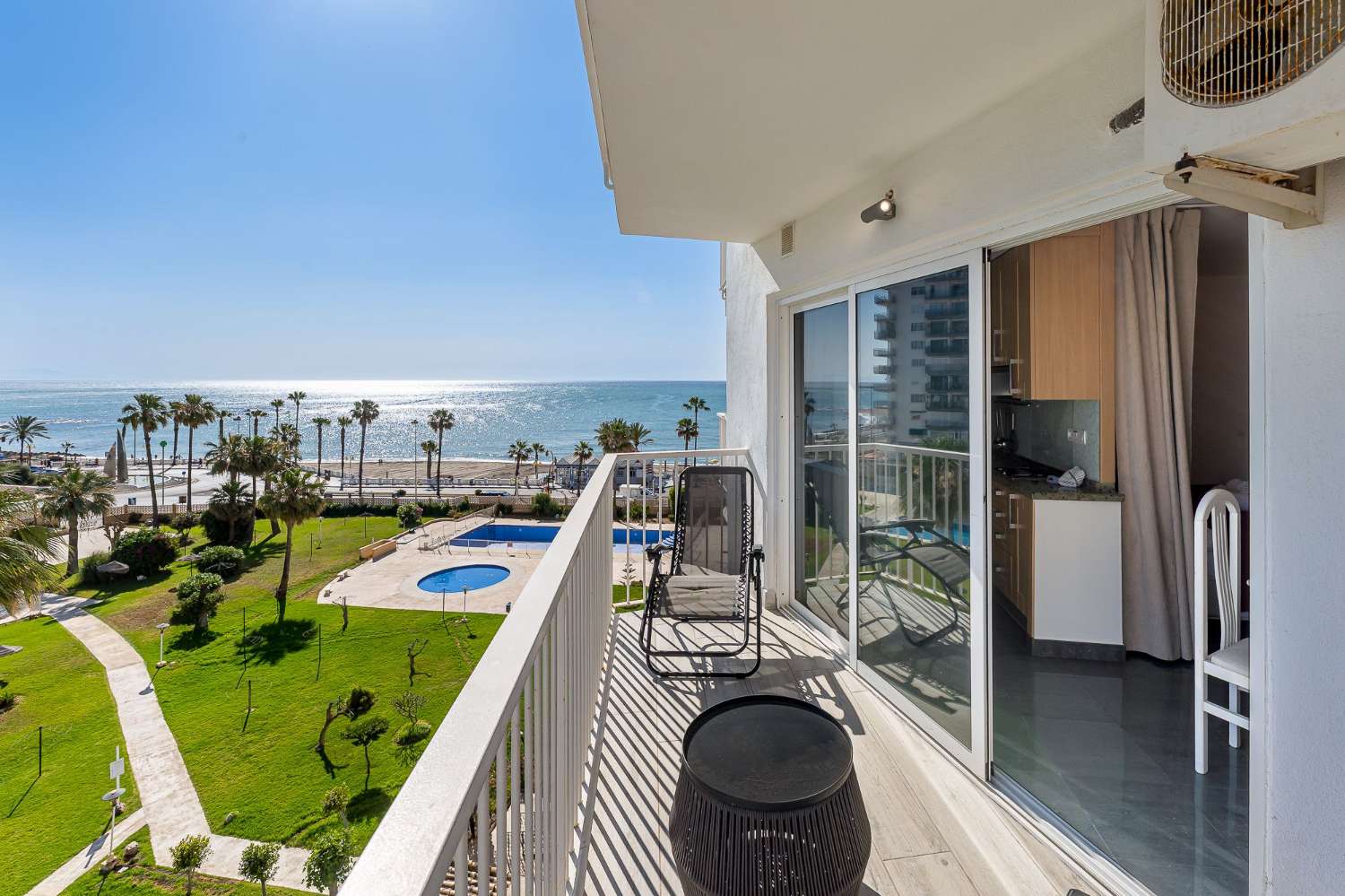PER L'AFFITTO A METÀ TERMINE DAL 1.9.25-30.6.26 GRAZIOSO MONOLOCALE SULLA 1A LINEA DELLA SPIAGGIA DI BENALMADENA