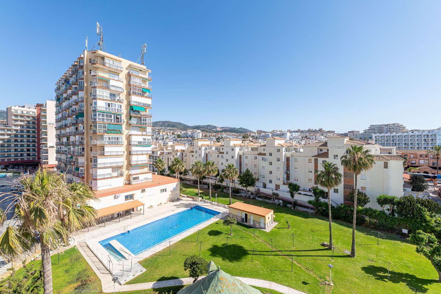 PER L'AFFITTO A METÀ TERMINE DAL 1.9.25-30.6.26 GRAZIOSO MONOLOCALE SULLA 1A LINEA DELLA SPIAGGIA DI BENALMADENA
