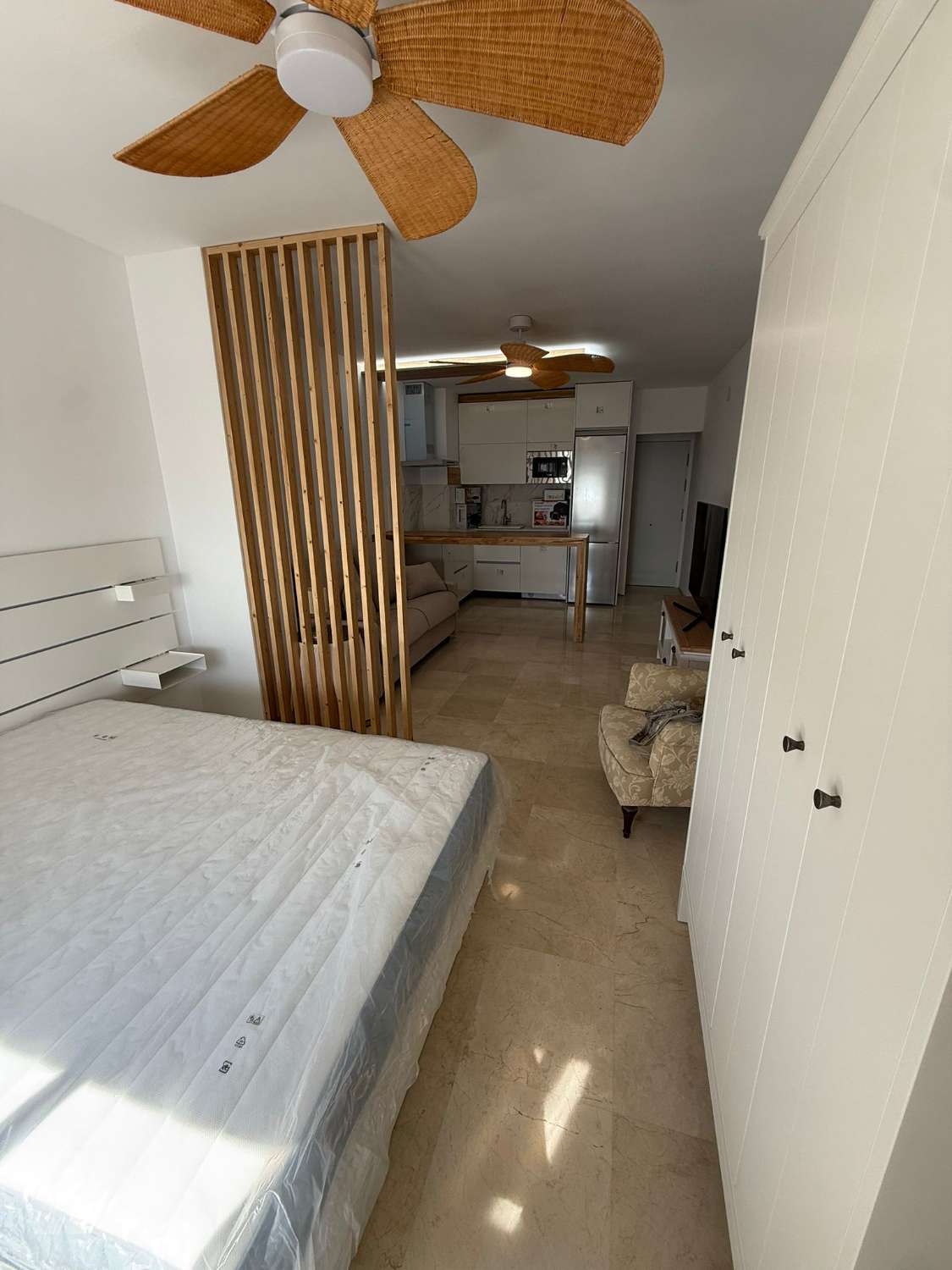 LÅNGTIDSUTHYRNING FRÅN 1.10.25 VACKER LÄGENHET MED 1 SOVRUM PÅ 1: A RADEN AV STRANDEN I LOS ALAMOS