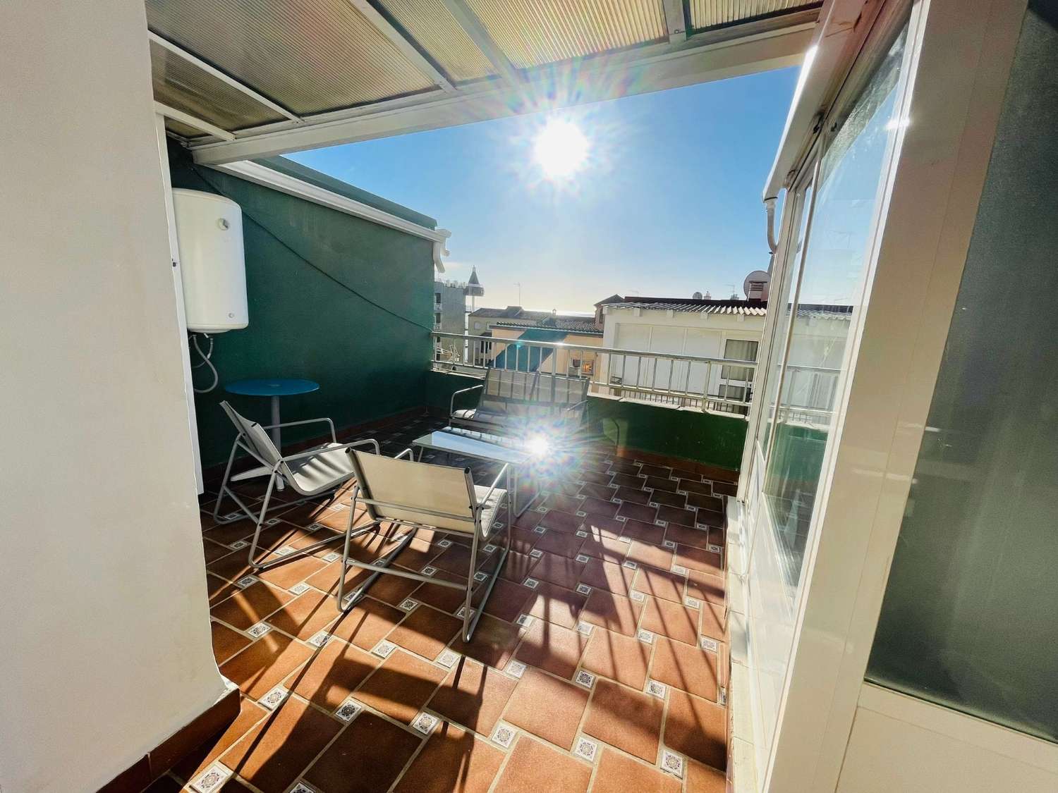HALVSÄSONG .UTHYRES FRÅN OCH MED NU- 30.6.26 VACKER RENOVERAD TAKVÅNING I FUENGIROLA