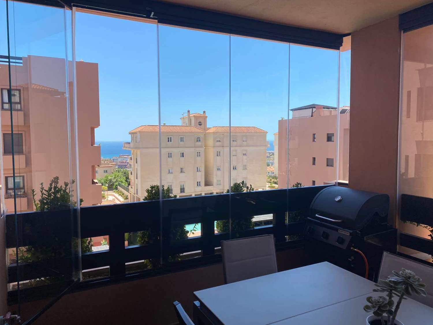LÅNGSIKTIG - SEDAN SEPTEMBER MAGNIFIK LÄGENHET UTHYRES I ETT LYXKOMPLEX I BENALMADENA