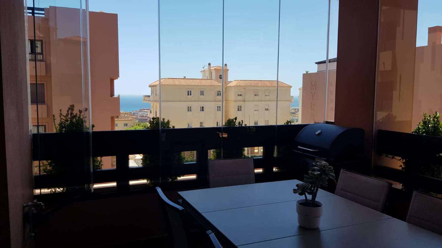 LÅNGSIKTIG - SEDAN SEPTEMBER MAGNIFIK LÄGENHET UTHYRES I ETT LYXKOMPLEX I BENALMADENA