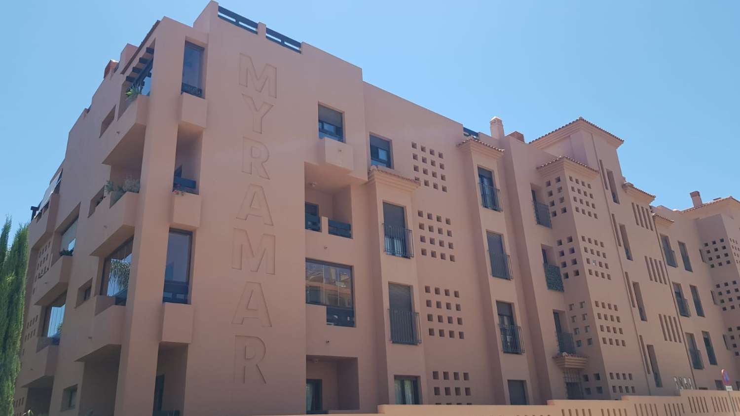 LÅNGSIKTIG - SEDAN SEPTEMBER MAGNIFIK LÄGENHET UTHYRES I ETT LYXKOMPLEX I BENALMADENA