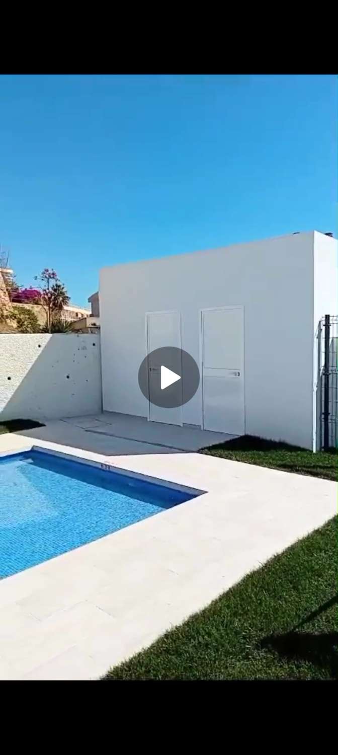 HALVE TERMIJN VERHUUR VAN 1.9.25-30.6.26 MOOI APPARTEMENT IN HET CENTRUM VAN LA CARIHUELA (TORREMOLINOS)