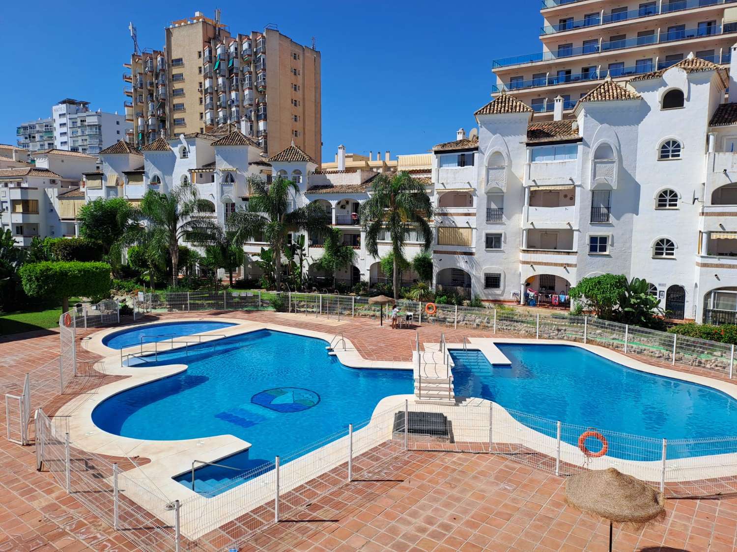 MEDIA TEMPORADA SE ALQUILA DESDE 1.9. 25-30.6.26  BONITO APARTAMENTO EN PLANTA BAJA A 150 METROS DE LA PLAYA EN BENALMADENA