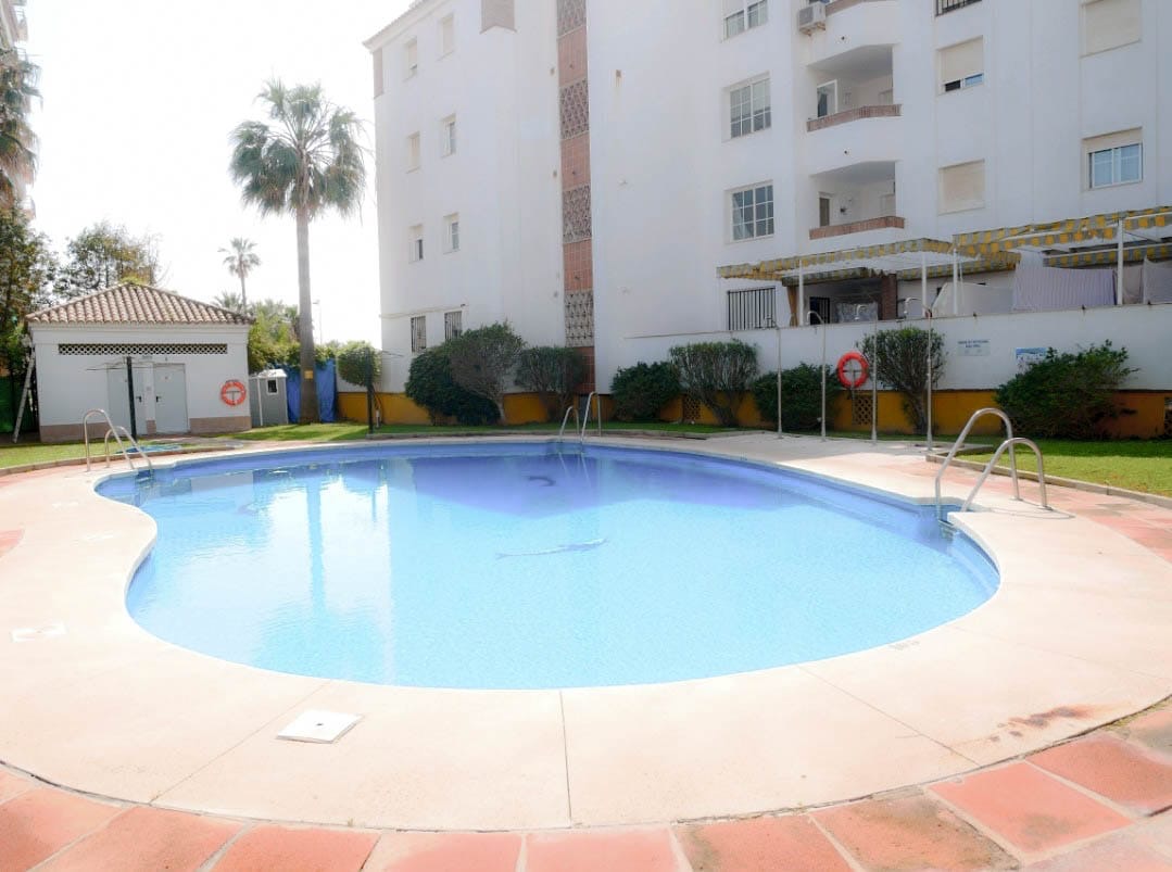 MEDIA TEMPORADA SE ALQUILA DESDE 1.9. 25-30.6.26  BONITO APARTAMENTO EN PLANTA BAJA A 150 METROS DE LA PLAYA EN BENALMADENA