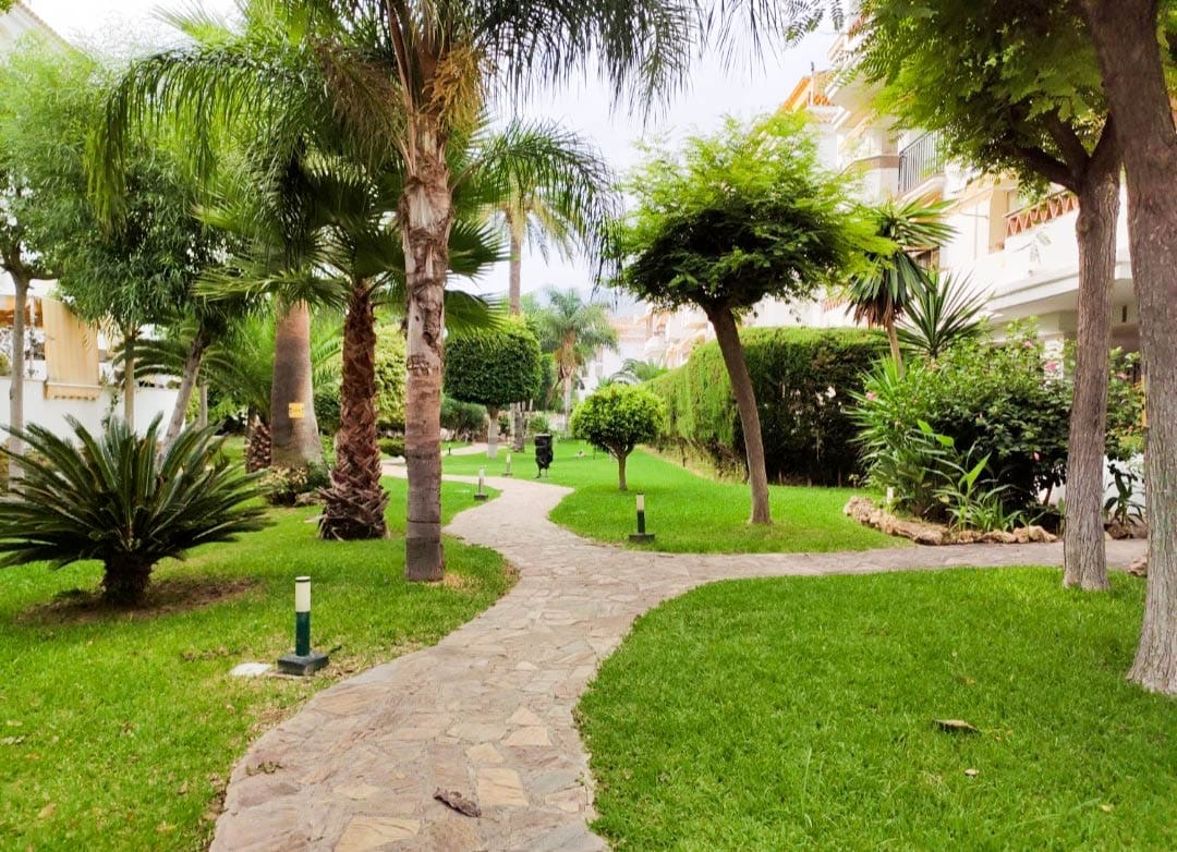 MEDIA TEMPORADA SE ALQUILA DESDE 1.9. 25-30.6.26  BONITO APARTAMENTO EN PLANTA BAJA A 150 METROS DE LA PLAYA EN BENALMADENA