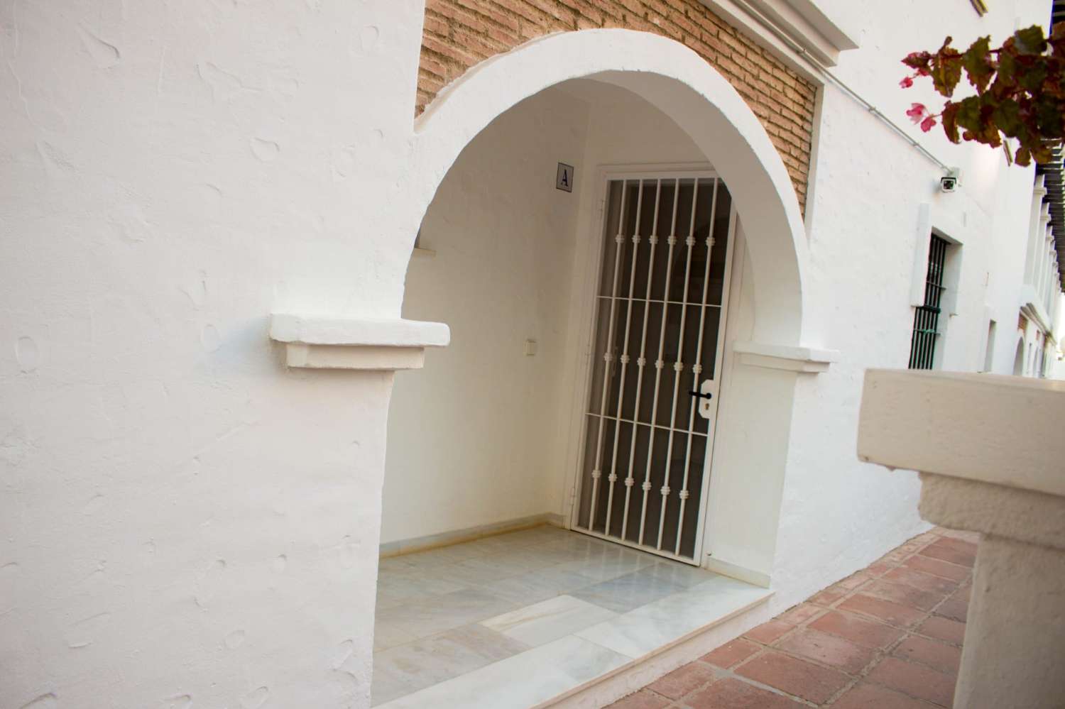 MEDIA TEMPORADA SE ALQUILA DESDE 1.9. 25-30.6.26  BONITO APARTAMENTO EN PLANTA BAJA A 150 METROS DE LA PLAYA EN BENALMADENA