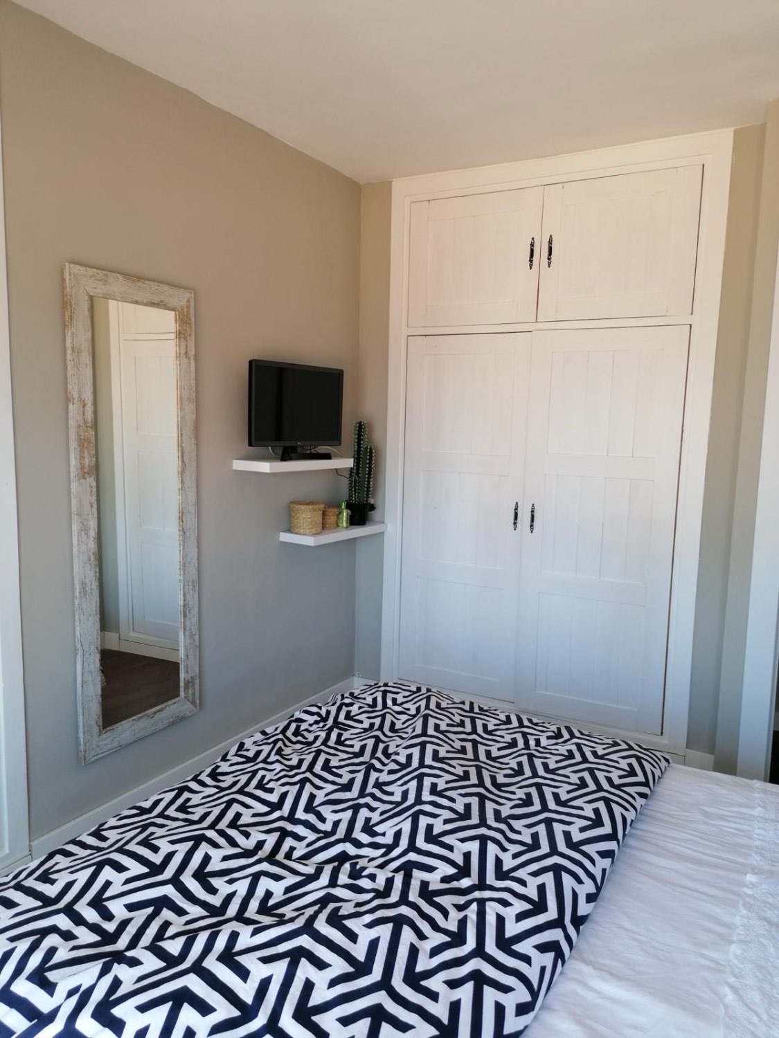 MIDDENSEIZOEN .TE HUUR VAN 1.9.25-30.6.26MOOI APPARTEMENT MET UITZICHT OP ZEE OP 50 METER VAN HET STRAND IN BENALMÁDENA
