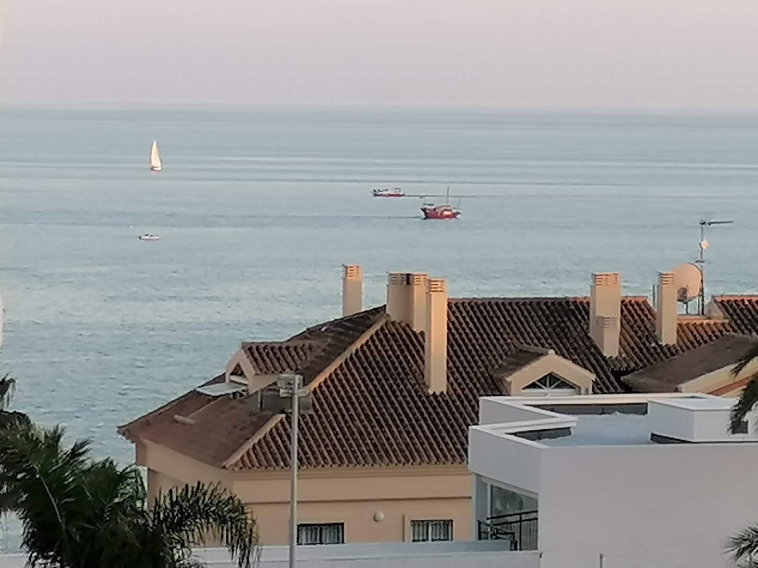 MIDDENSEIZOEN .TE HUUR VAN 1.9.25-30.6.26MOOI APPARTEMENT MET UITZICHT OP ZEE OP 50 METER VAN HET STRAND IN BENALMÁDENA