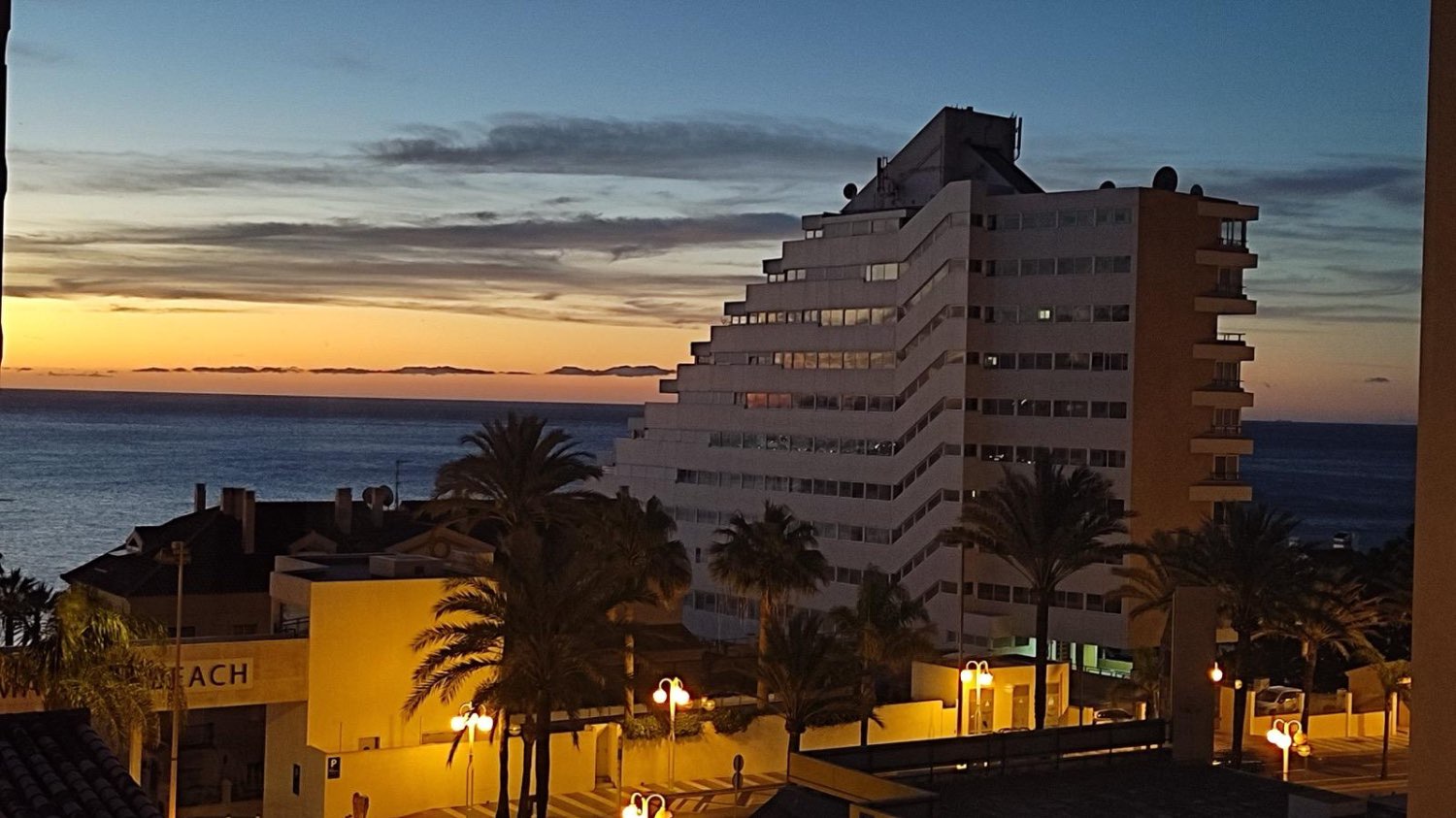 MIDDENSEIZOEN .TE HUUR VAN 1.9.25-30.6.26MOOI APPARTEMENT MET UITZICHT OP ZEE OP 50 METER VAN HET STRAND IN BENALMÁDENA