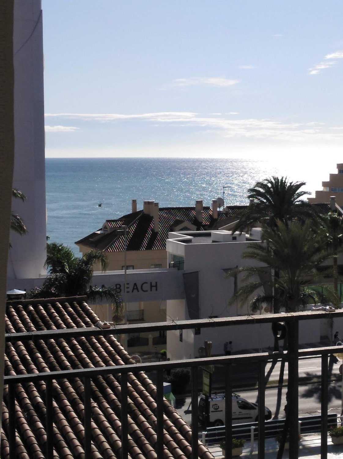 MIDDENSEIZOEN .TE HUUR VAN 1.9.25-30.6.26MOOI APPARTEMENT MET UITZICHT OP ZEE OP 50 METER VAN HET STRAND IN BENALMÁDENA