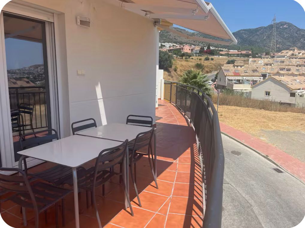 HALVTIDSUTHYRNING FRÅN 16.9.25-31.5.26 VACKER PARHUS VILLA MED HAVSUTSIKT I BENALMADENA