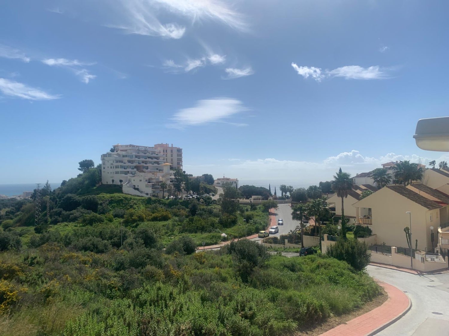 HALVTIDSUTHYRNING FRÅN 16.9.25-31.5.26 VACKER PARHUS VILLA MED HAVSUTSIKT I BENALMADENA