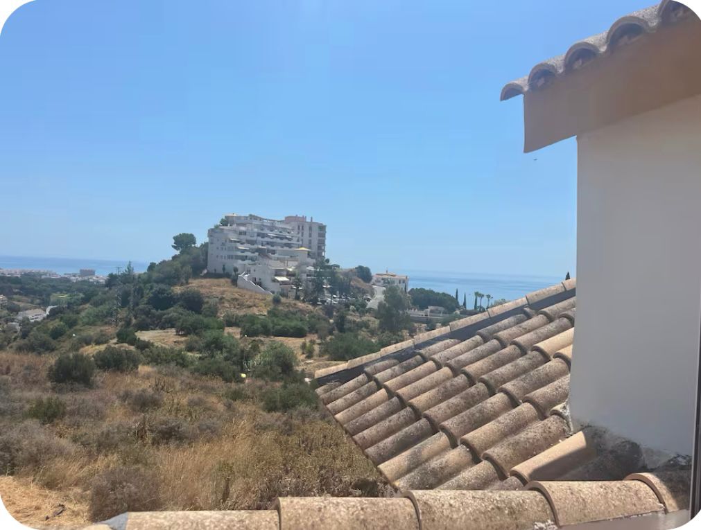 HALVTIDSUTHYRNING FRÅN 16.9.25-31.5.26 VACKER PARHUS VILLA MED HAVSUTSIKT I BENALMADENA