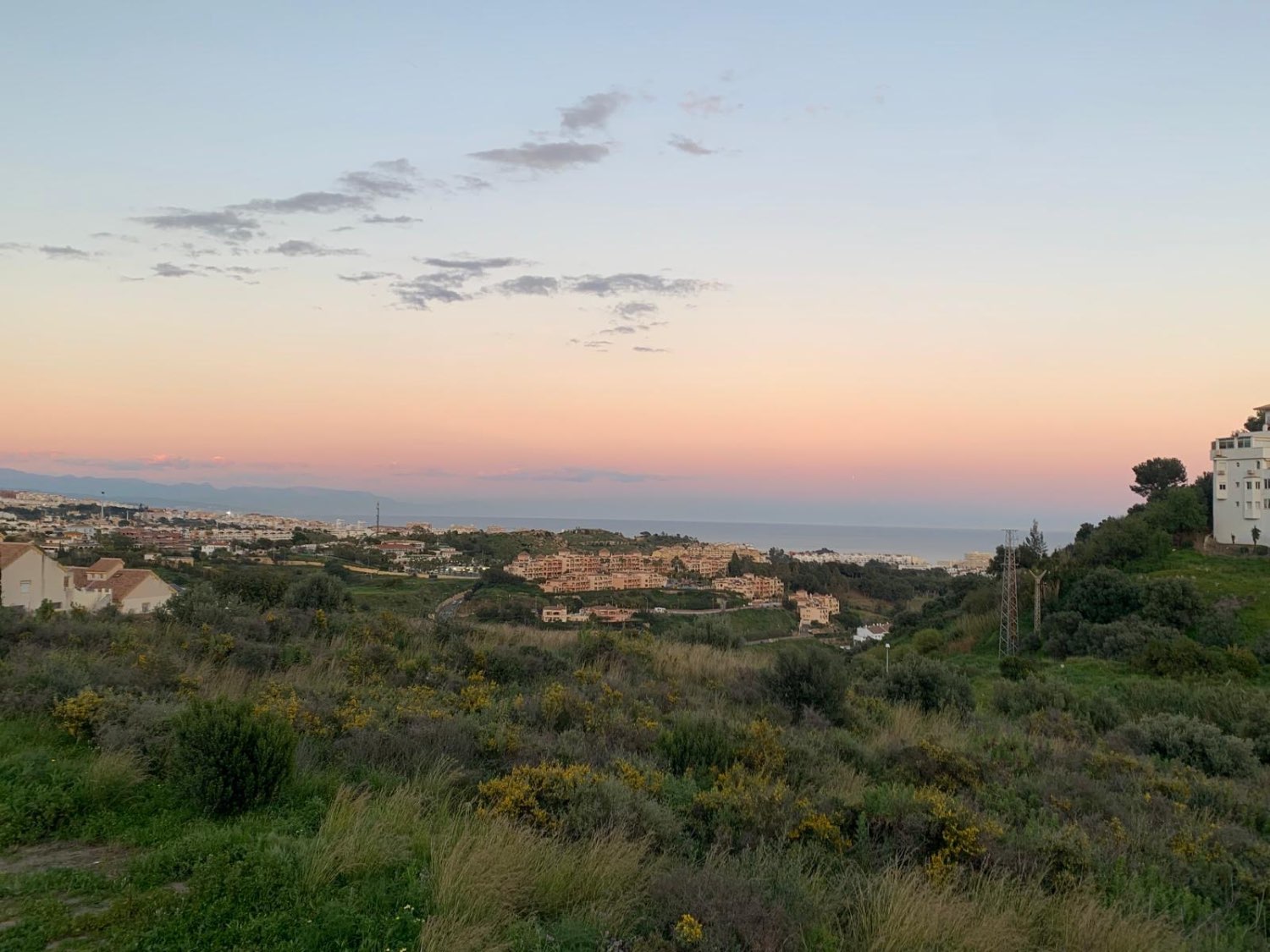 HALVTIDSUTHYRNING FRÅN 16.9.25-31.5.26 VACKER PARHUS VILLA MED HAVSUTSIKT I BENALMADENA