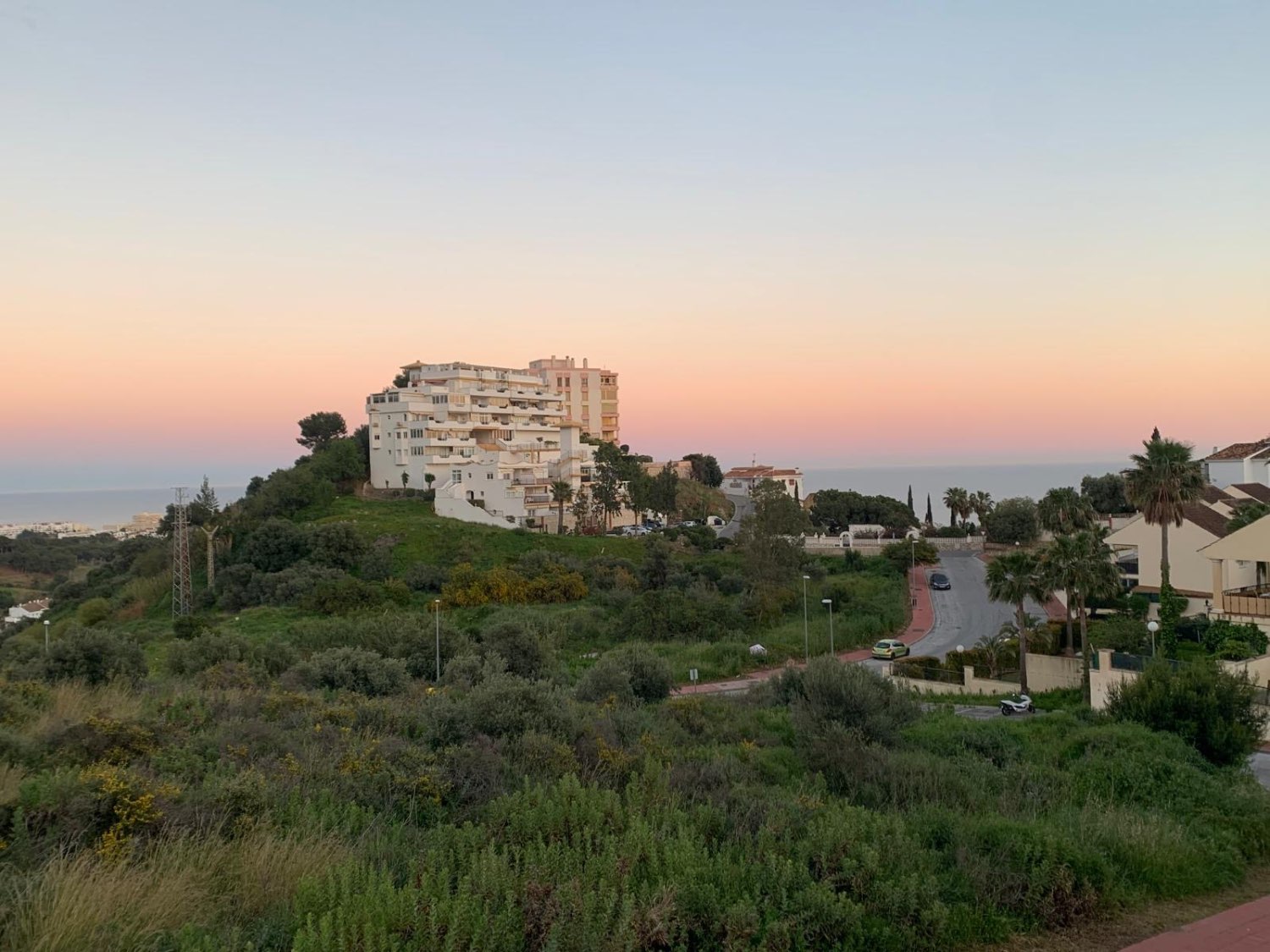 HALVTIDSUTHYRNING FRÅN 16.9.25-31.5.26 VACKER PARHUS VILLA MED HAVSUTSIKT I BENALMADENA