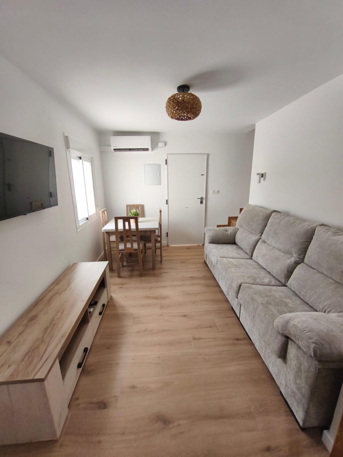 Midt i sesongen . Til leie fra 1.9.25-30.6.26 Fint hus i sentrum av Fuengirola