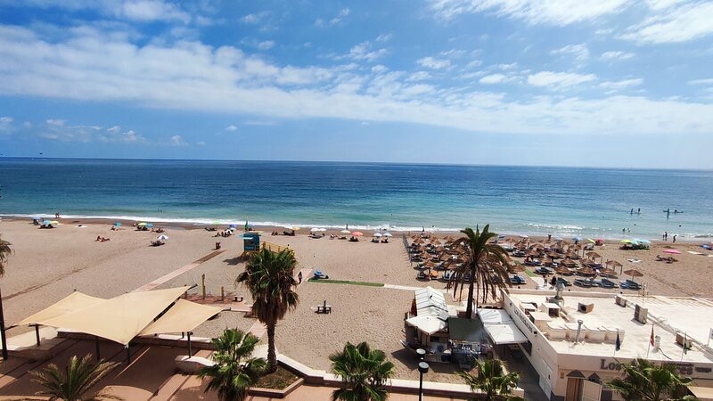 Mezza stagione. In affitto dal 1.9.25-30.6.26 bellissimo appartamento con vista sul mare sulla 1a linea nella zona di Carvajal (Fuengirola)