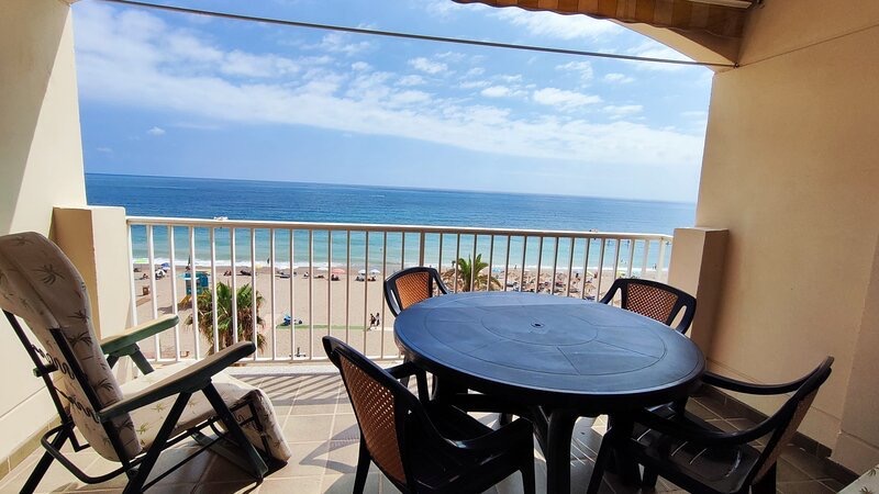 Mezza stagione. In affitto dal 1.9.25-30.6.26 bellissimo appartamento con vista sul mare sulla 1a linea nella zona di Carvajal (Fuengirola)