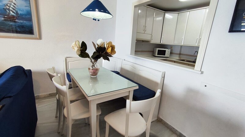 Mezza stagione. In affitto dal 1.9.25-30.6.26 bellissimo appartamento con vista sul mare sulla 1a linea nella zona di Carvajal (Fuengirola)