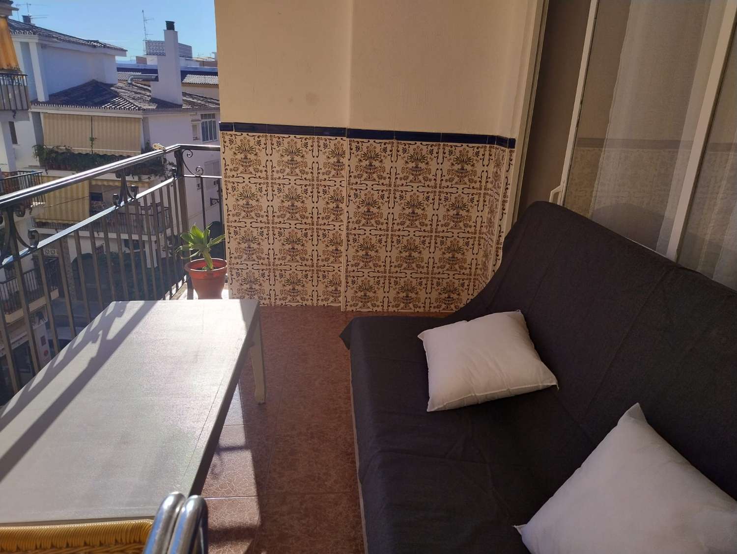 MEDIA TEMPORADA . SE ALQUILA DESDE 1.9.25-30.6.26 APARTAMENTO EN CENTRO DE FUENGIROLA